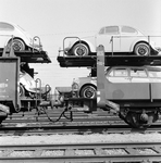 167468 Afbeelding van dubbeldekwagen (autotrailers) voor het vervoer van auto's (Volkswagens) per trein op het ...